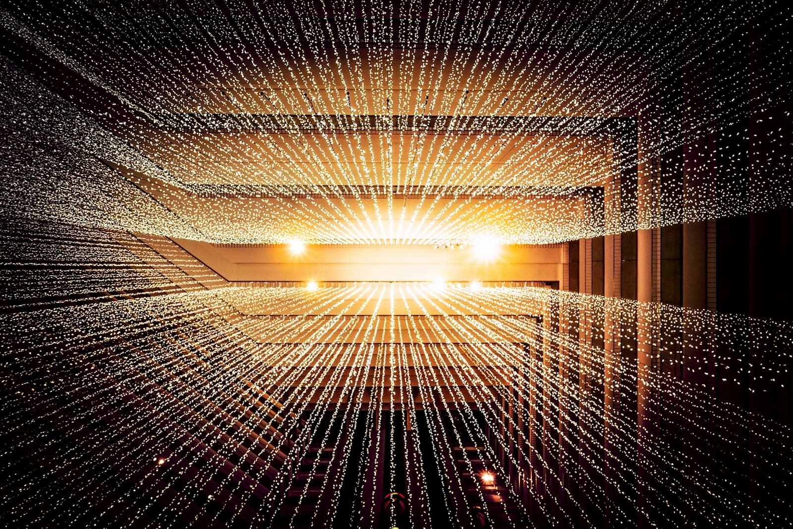 Leuchtende Datenpunkte als Sinnbild für Server-Infrastruktur
